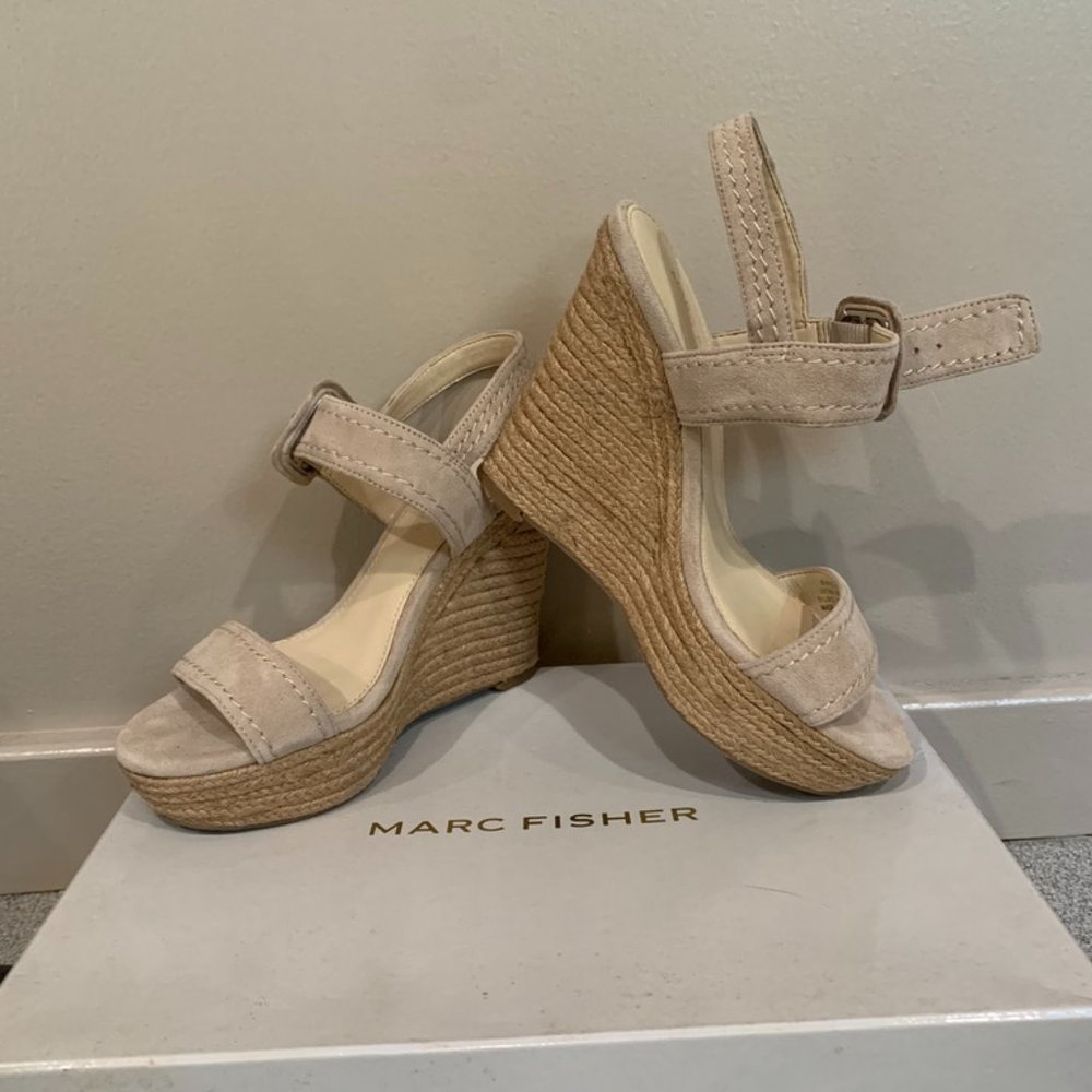 Marc Fisher HIPOEE2 Suede Sandal, size 5.5M